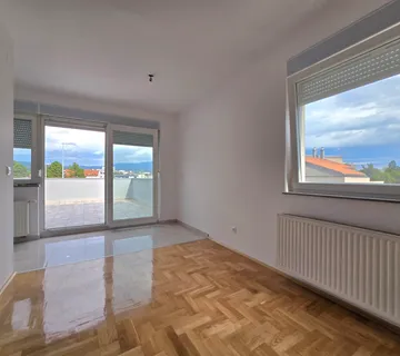 Jarun, trosobni, 2.kat, terasa, parking - Zagreb