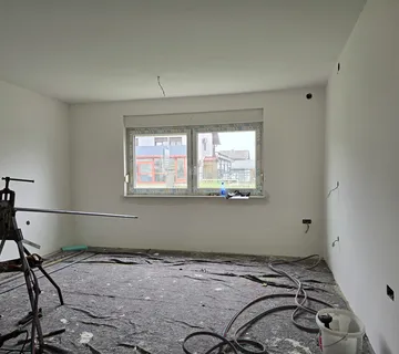 Trosobni, 94m2, prizemlje, vrt, 2x parking, novouređeno - cover