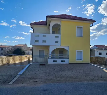 Stara Novalja: Kuća s 3 apartmana, veliko dvorište - cover