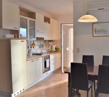 ISTRA, ROVINJ – Dvosoban stan s garažom u mirnom dijelu grada