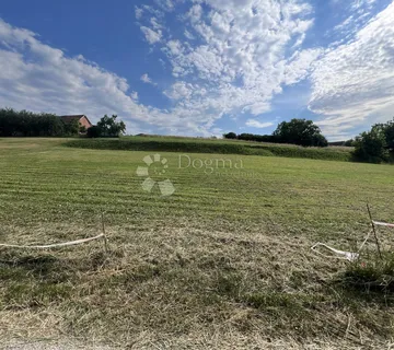 Oroslavje - 1213 m2 građevinskog zemljišta na odličnoj lokaciji