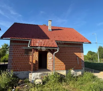 Kuća Zgrada Dvorište I Namještaj Blizina Centra - Gospić