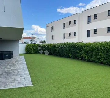 Vodice - u potpunosti namješten stan s velikim vrtom