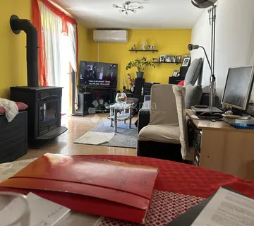 RIJEKA GROBNIK -Kuća sa tri stambene jedinice - Grobnik, Čavle