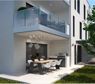 Okolica Umaga, Moderni Prizemni Apartman s 115 m² privatne okućnice - Zambratija, Umag