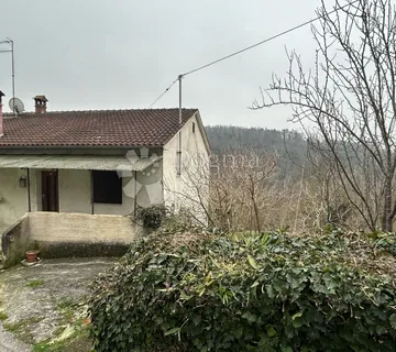 Kuća za renovaciju s terasom s koje nećete željeti otići! - Pazin