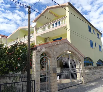 VODICE  PREKRASNA KUĆA SA 9 APARTMANA 100 METARA OD MORA - cover