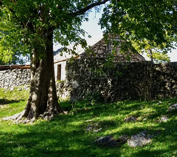Kamena kuća s dvorištem i 2.850 m² poljoprivrednog zemljišta – Brštanovo, Klis