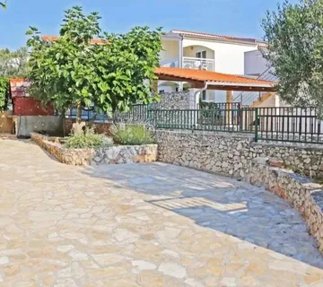 Kuća sa 4 apartmana 100 metara od mora - Rogoznica