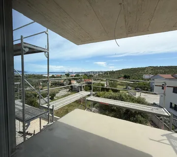 NOVO! Dvosoban penthouse s velikom krovnom terasom S5 – Plano, Trogir