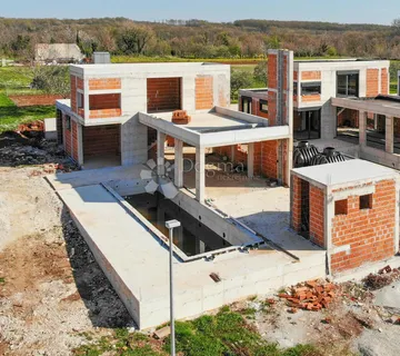 Kanfanar, atraktivna villa u roh-bau fazi s pogledom na more - cover