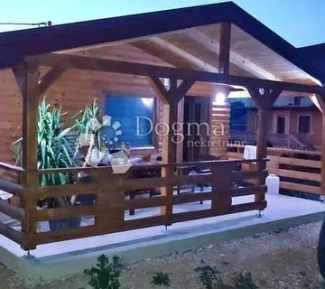 Građevinsko Zemljište S Kućom Od 48 M2, Pridraga - Pridraga, Novigrad