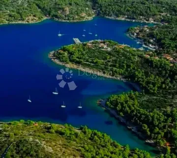 ŠOLTA-PRVI RED DO MORA, građevinska parcela 2068 m2 i kuća 10 metara do plaže - Nečujam, Šolta