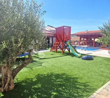 Novogradnja Sa 6 Stambenih Jedinica - Banjol, Rab