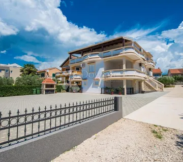 Prodaje se Kuća na Zadarskom području - Idealna Investicija za Turistički Najam - Bibinje