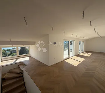 Moderan višeetažni stan 220m² s pogledom na more – Kostrena - cover