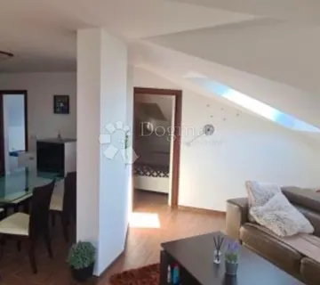 APARTMAN U POTKROVLjU 50m2(u naravi 70m2) - Novi Vinodolski
