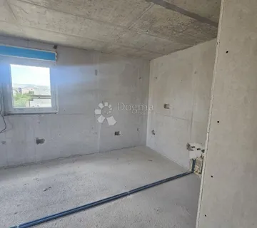 Jednosobni stan i garsonjera s 2 garažna parking mjesta u Kaštel Lukšiću! - Kaštel Lukšić, Kaštela