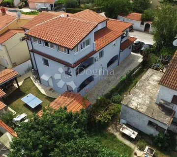 Kuća sa 6 stambenih jedinica - 600m od mora! - Valbandon, Fažana