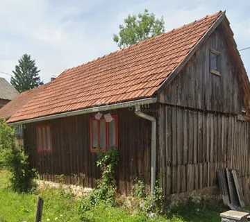 Drvena starina na parceli od 600 m2 u Ogulinu