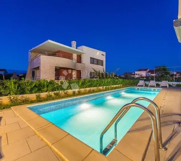 HOTEL NOVIJE GRADNJE SA 33 SOBE U BLIZINI MORA - cover
