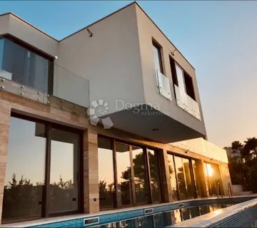 Vila sa bazenom VI - Okrug Donji, Okrug
