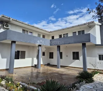 PRODAJA KUĆE NA OTOKU VIRU | IDEALNA INVESTICIJA ZA TURIZAM, RADNIKE ILI VEĆU OBITELJ - cover