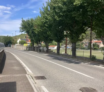 GRAĐEVINSKO ZEMLJIŠTE – CENTAR SKRADINA – 1.050 m²