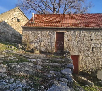 Kamene kuće sa 3.500 m² zemljišta – mir, privatnost i blizina Splita - cover