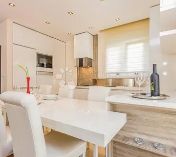 Apartman 10 metara od mora sa bazenom Crikvenica