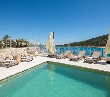 LUKSUZNI APARMAN S BAZENOM U MODERNOJ VILI U MARINI - cover