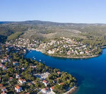 PRILIKA: Mirno građevinsko zemljište (P-4) na otoku Braču - cover