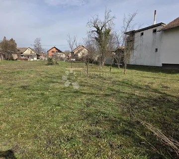 Dalj – građevinsko zemljište 20 m širine - Dalj, Erdut