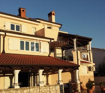 Istra – Kuća s ugostiteljskim prostorom + parcelom za parkingom - Pazin