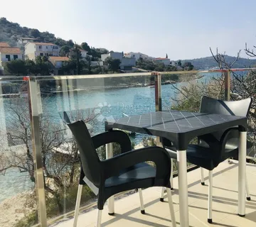 Atraktivna kuća prvi red do mora - Ražanj, Rogoznica
