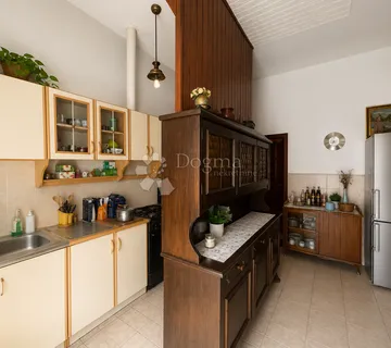 PRILIKA u srcu Pule – stan od 107 m², 50 metara od Arene! - Pula