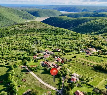 Prekrasno građevinsko zemljište u selu kraj Labina