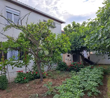 Kuća sa tri apartmana - Vir