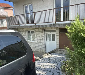 MARINIĆI KUĆA SA TRI STANA I GARAŽA - cover