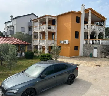 Prekrasna kuća s više apartmana, 150 m od mora - cover