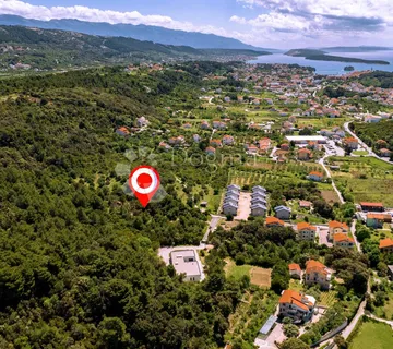 Samo kod nas! Građevnski teren u zelenoj oazi u Palitu. - Palit, Rab