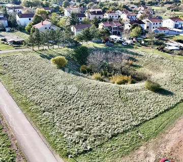ATRAKTIVNO ZEMLJIŠTE! Građevinsko zemljište 6km od mora! - Kršan