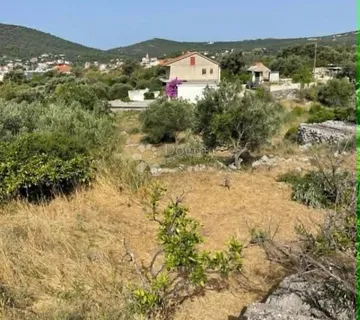 Građevinsko zemljište u Vinišću 300m od mora! - Vinišće, Marina