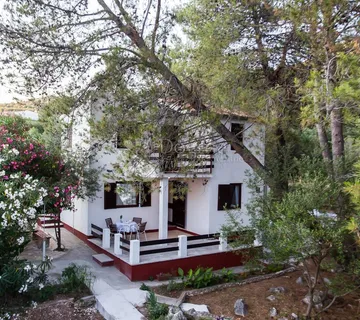 KUĆA PRVI RED UZ MORE - cover