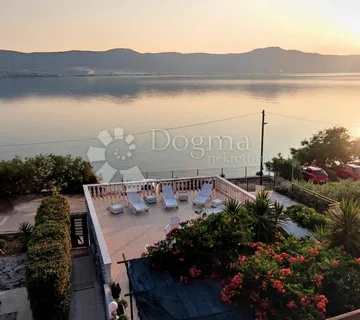 KUĆA PRVI RED UZ MORE - DVOJNA KUĆA U ARBANIJI, TROGIR - cover