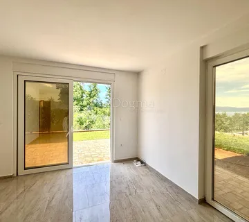 Luksuzan stan u novogradnji s vrtom i panoramskim pogledom na more - Njivice, Omišalj
