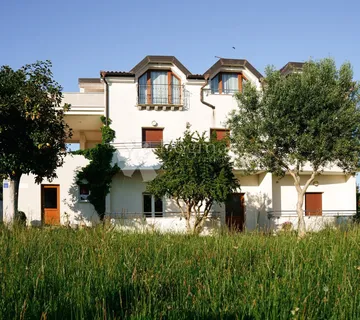 Apartmanska kuća na atraktivnoj lokaciji - Zambratija, Umag