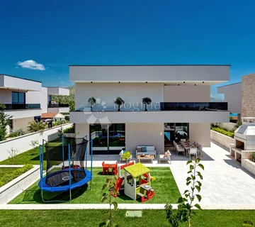 MARINA KOD TROGIRA – LUXUZNE VILLE LUCY ***** VILLA CHERRY - cover
