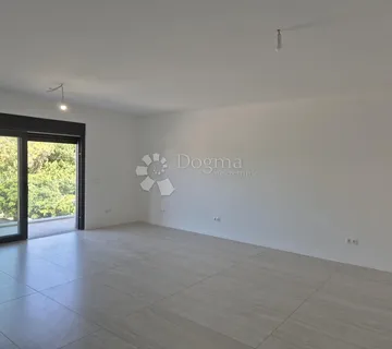 Impresivan novi stan uz more s terasom i uporabnom dozvolom - cover