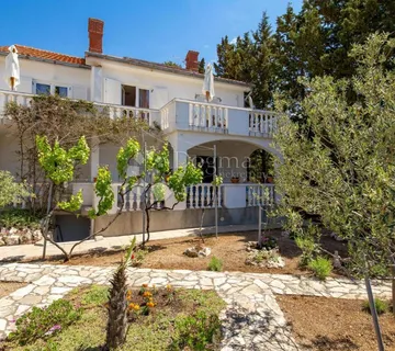 Kuća u zelenoj oazi mira s pogledom na more Barbat - Barbat na Rabu, Rab